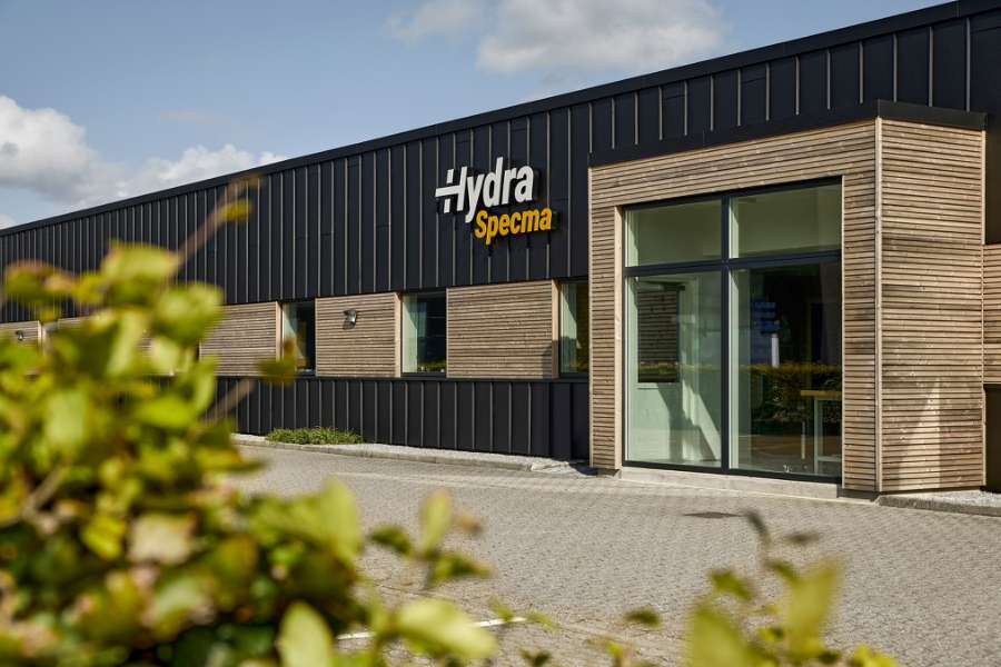 Sorte stålprofiler og varmt træ skaber smukke kontraster på domicilfacade, Jernvej 19, 6900 Skjern